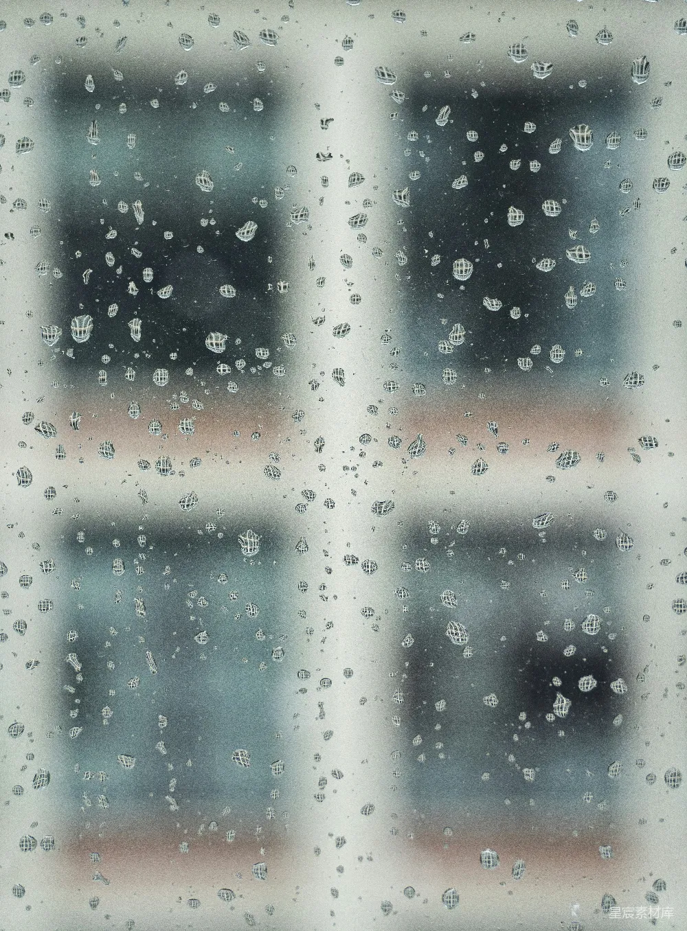 高清摄影 窗玻璃上滚动的雨滴，背景模糊