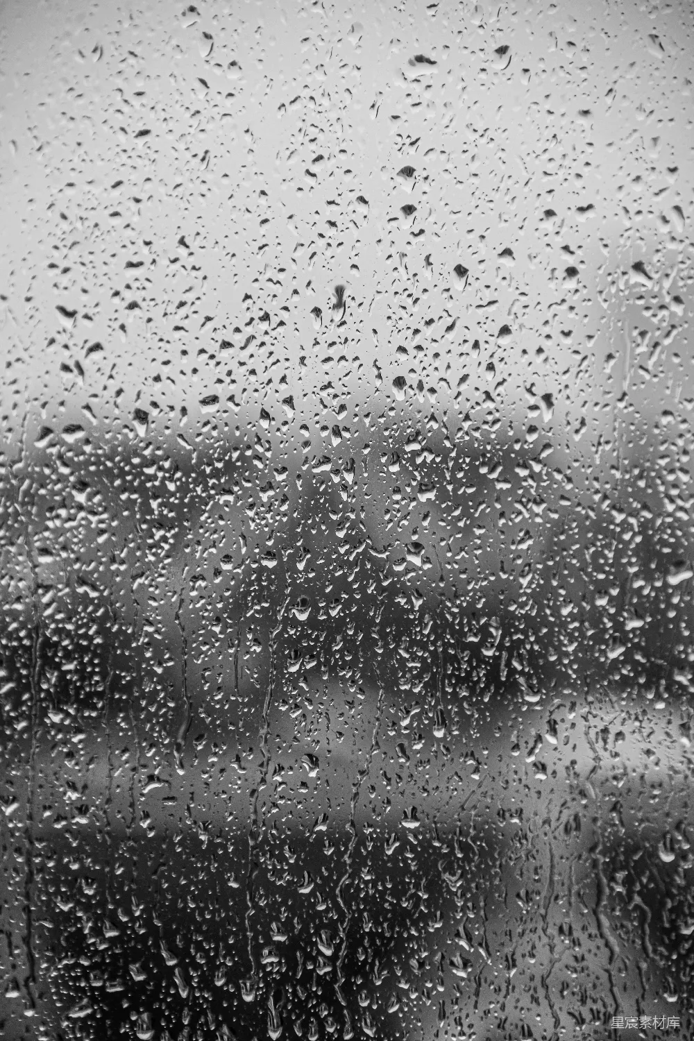 高清摄影 窗玻璃上闪烁的雨滴，背景模糊。