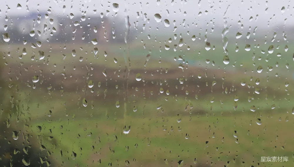 高清摄影 窗外绿草地上有滴水落在窗户上