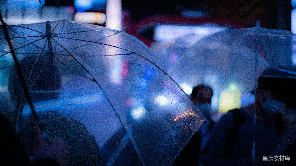 高清摄影 伞下的人在雨中