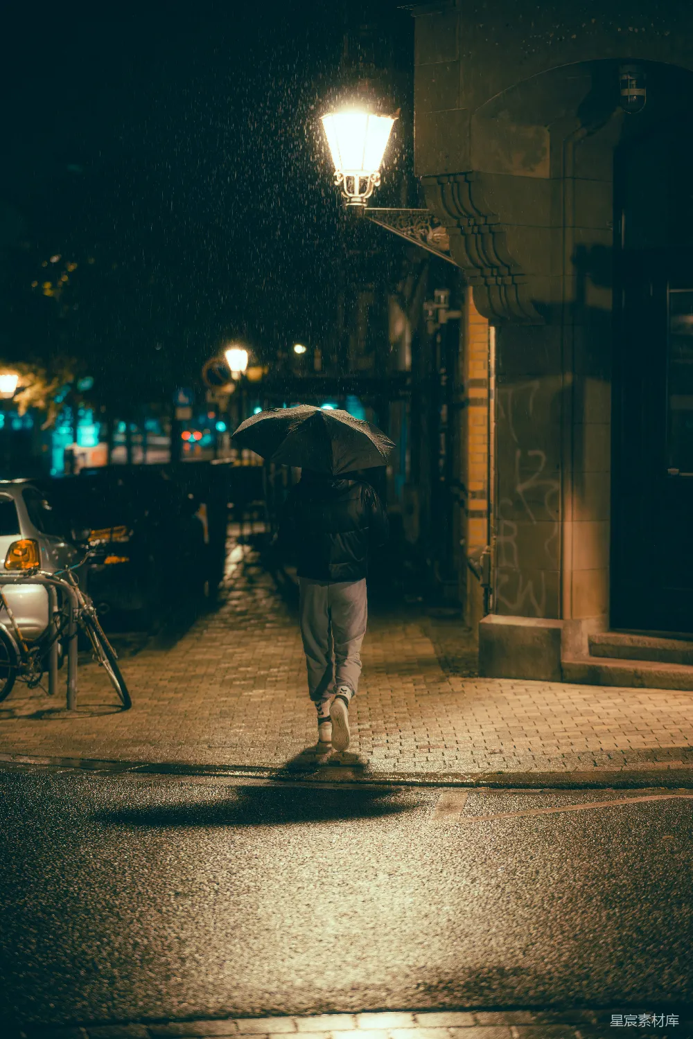 高清摄影 街上行走的人手持着雨伞