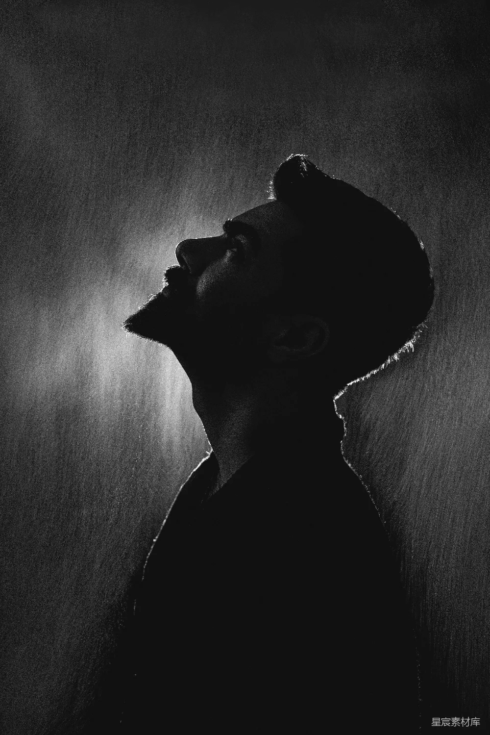 高清摄影 雨中仰望的男人轮廓