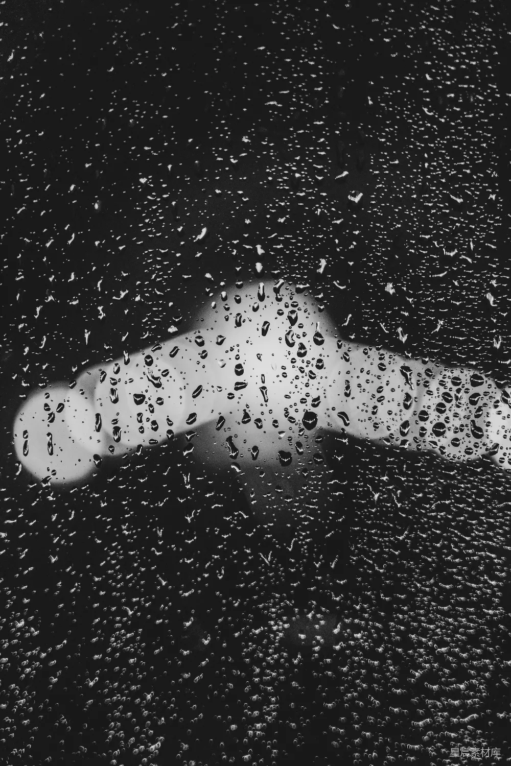 高清摄影 黑白照片上的雨滴落在窗户上