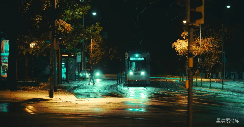 高清摄影 夜晚公交车在街上行驶