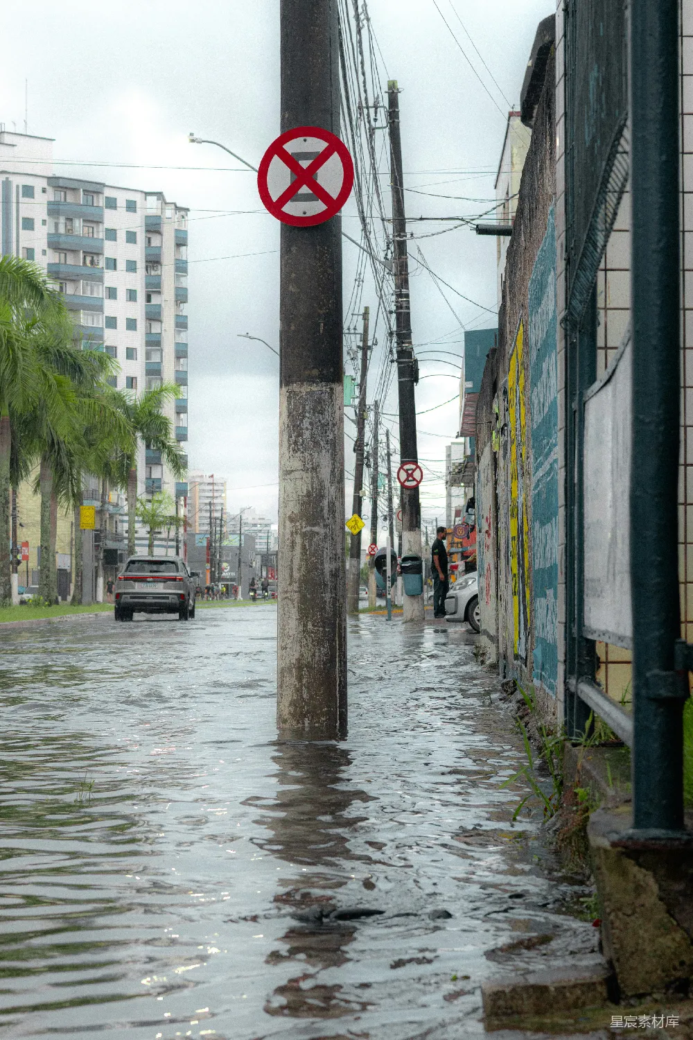 高清摄影 flooded街道上一辆车在水中行驶。