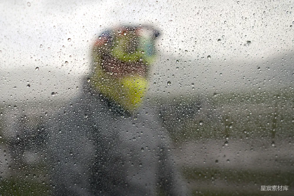 高清摄影 一个在雨后玻璃窗前的人在阴天的景象