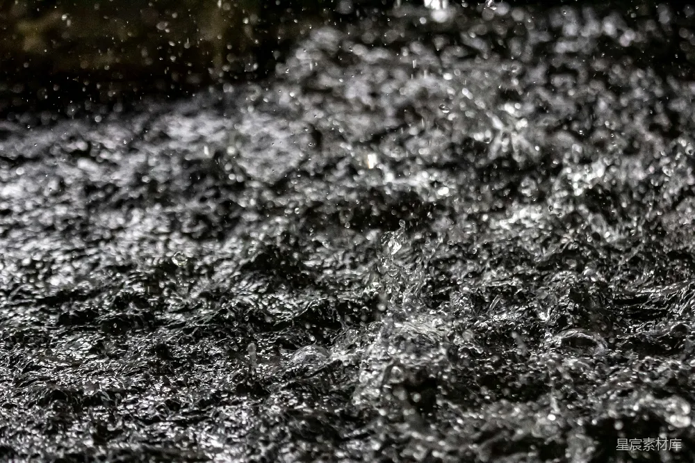 高清摄影 黑色表面上的水滴