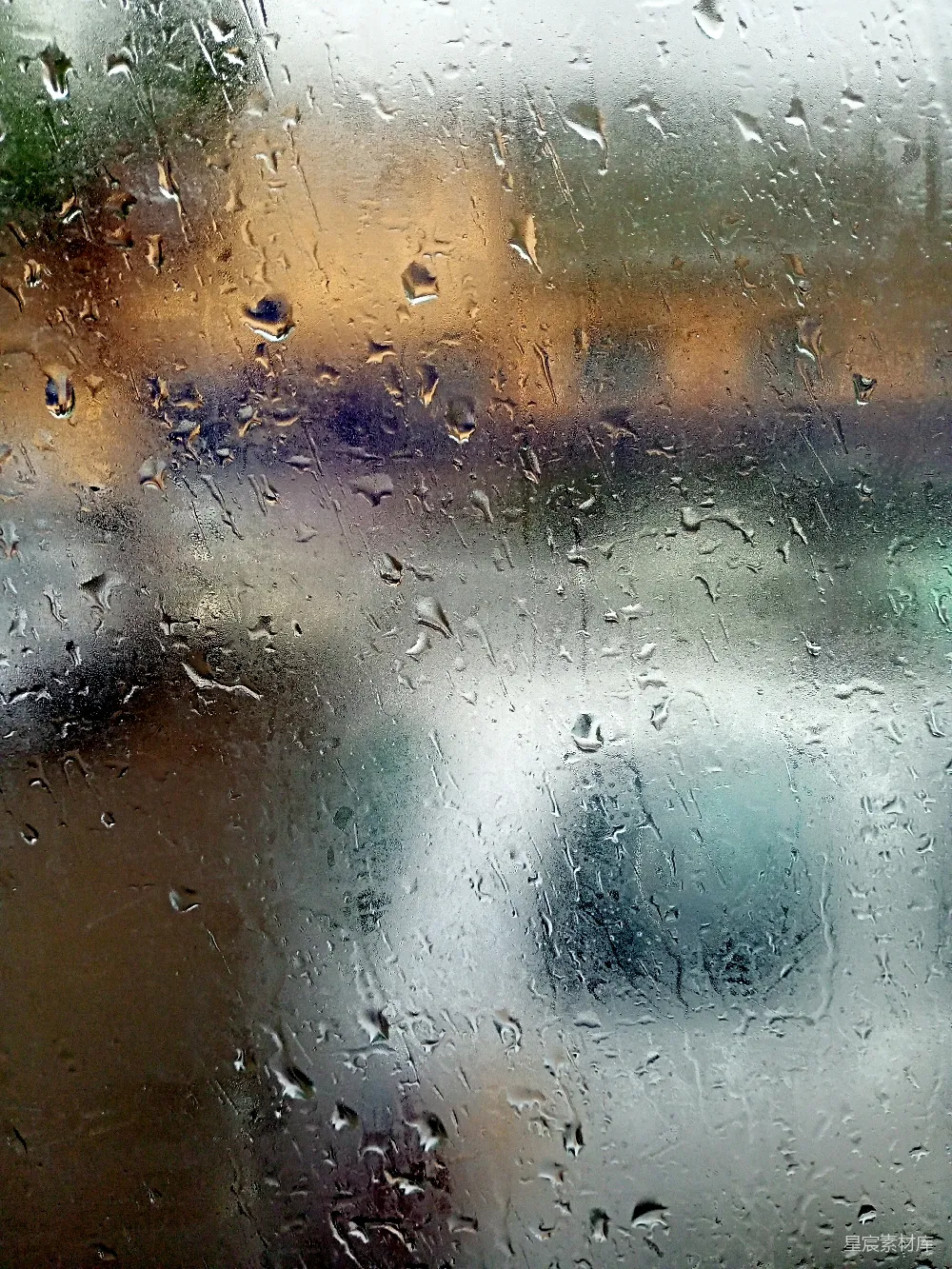 高清摄影 窗外有车，滴滴答答的雨滴落在窗户上。