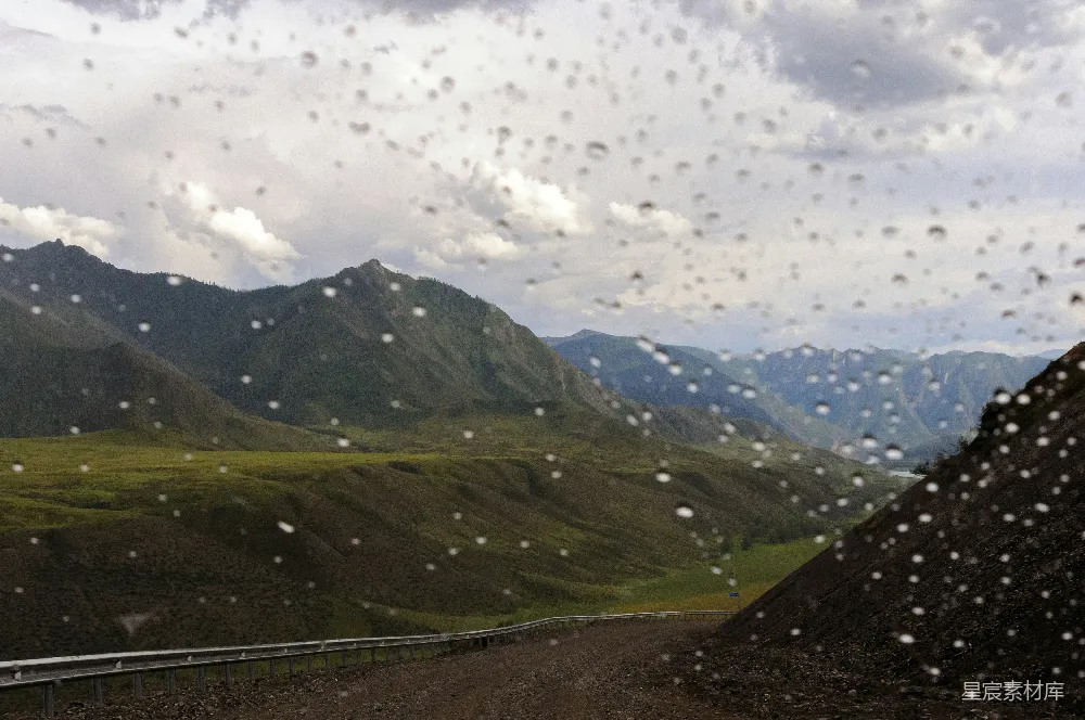 高清摄影 一条穿过山谷的道路