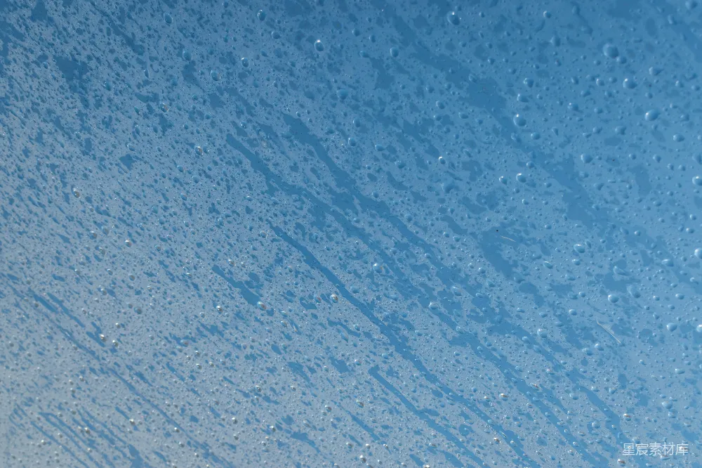高清摄影 蓝天白云，雨滴落下