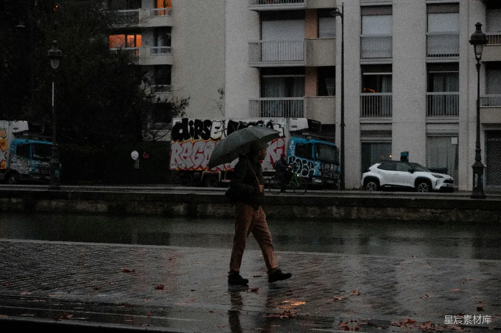 高清摄影 女士在雨中打着伞走在街道上