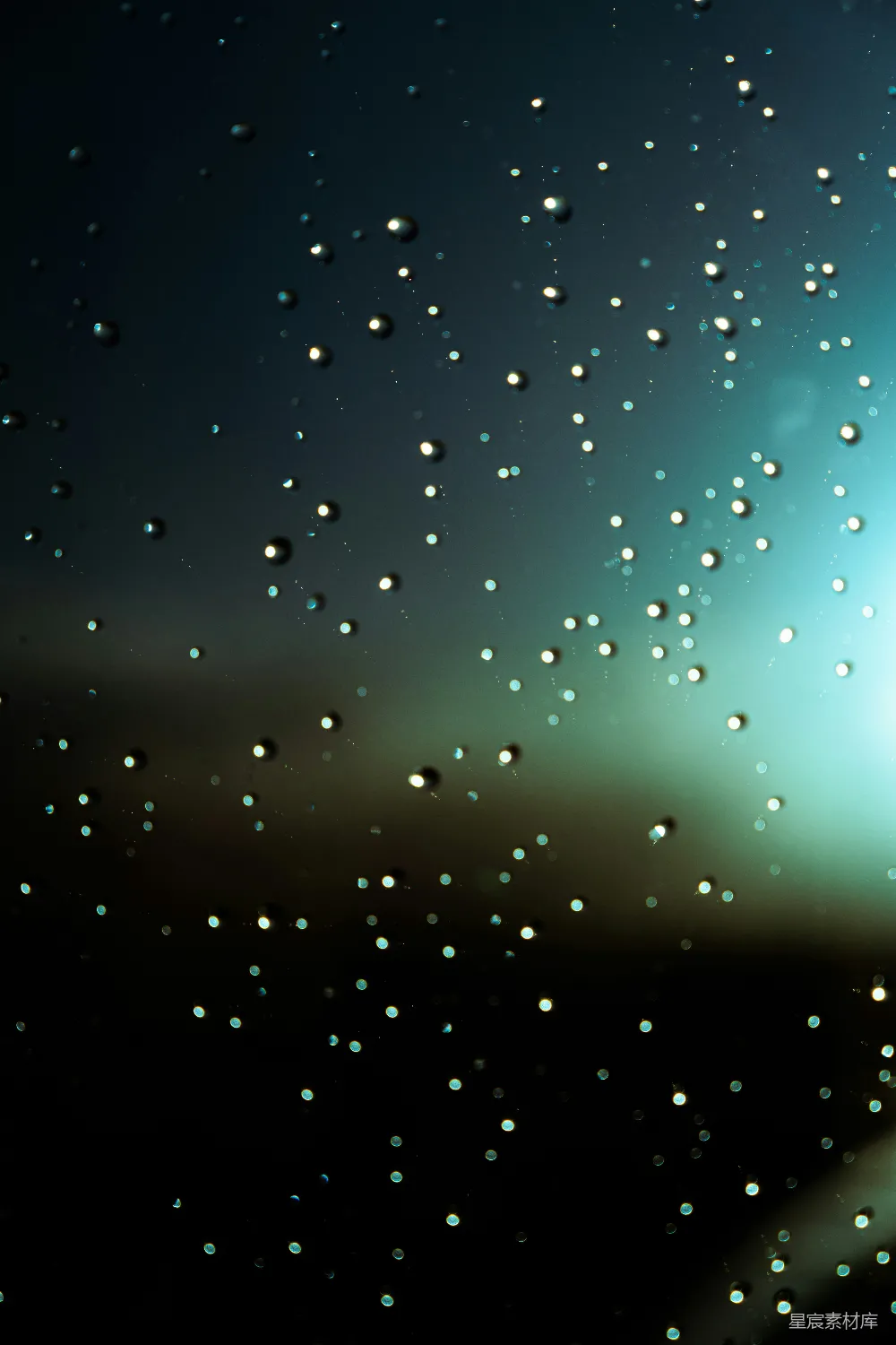 高清摄影 玻璃上的雨滴，背景一片模糊的蓝色。