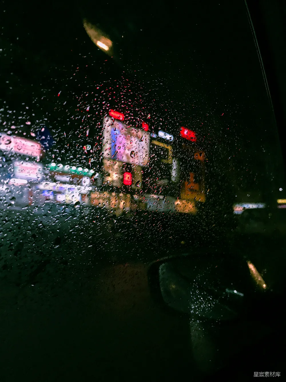 高清摄影 透过蒙上雨的车窗看去的城市街道