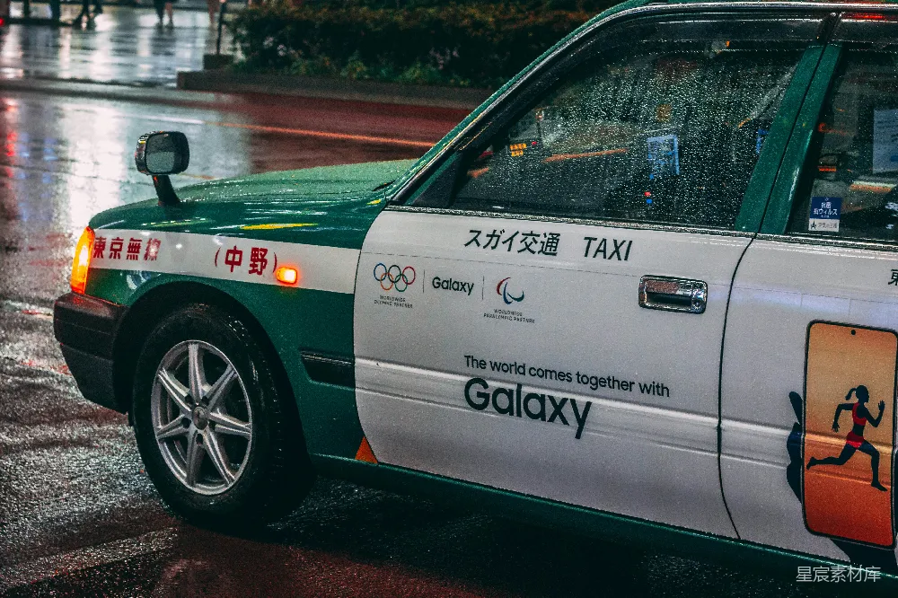 高清摄影 路上的白色和黑色汽车