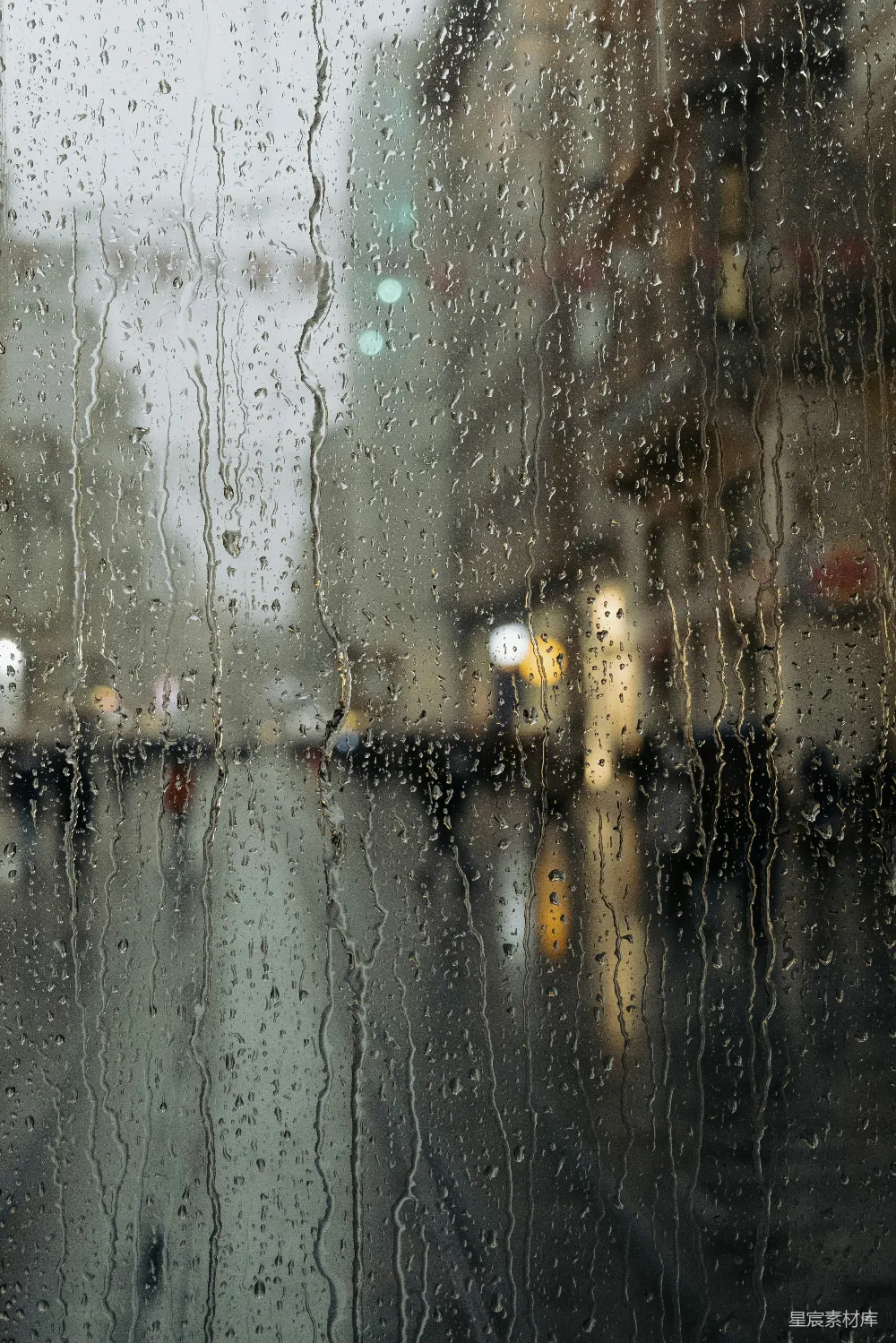 高清摄影 透过蒙上雨的窗户看去的城市街道的一幅画面