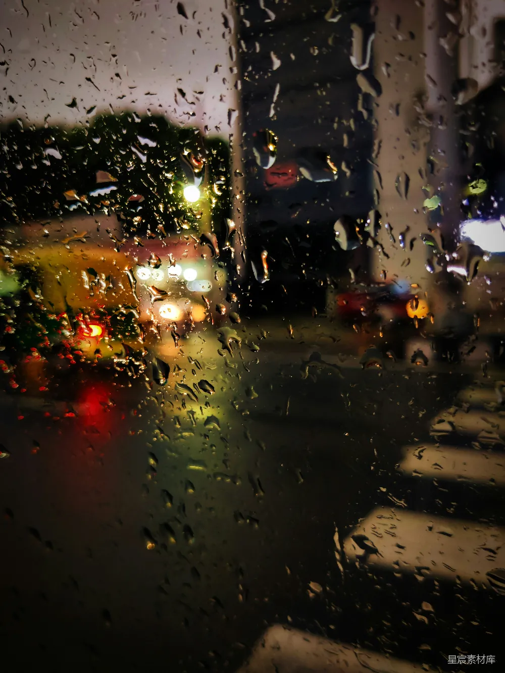 高清摄影 车窗旁雨中街道的一瞥