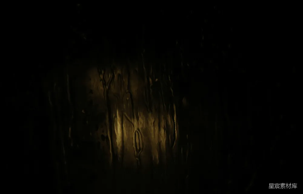 高清摄影 玻璃上雨水流淌，背后有模糊的光线。