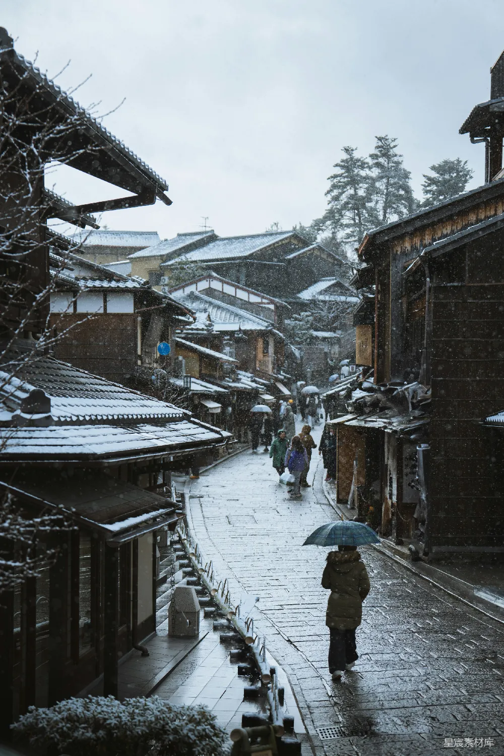 高清摄影 日本京都的雪地街道。