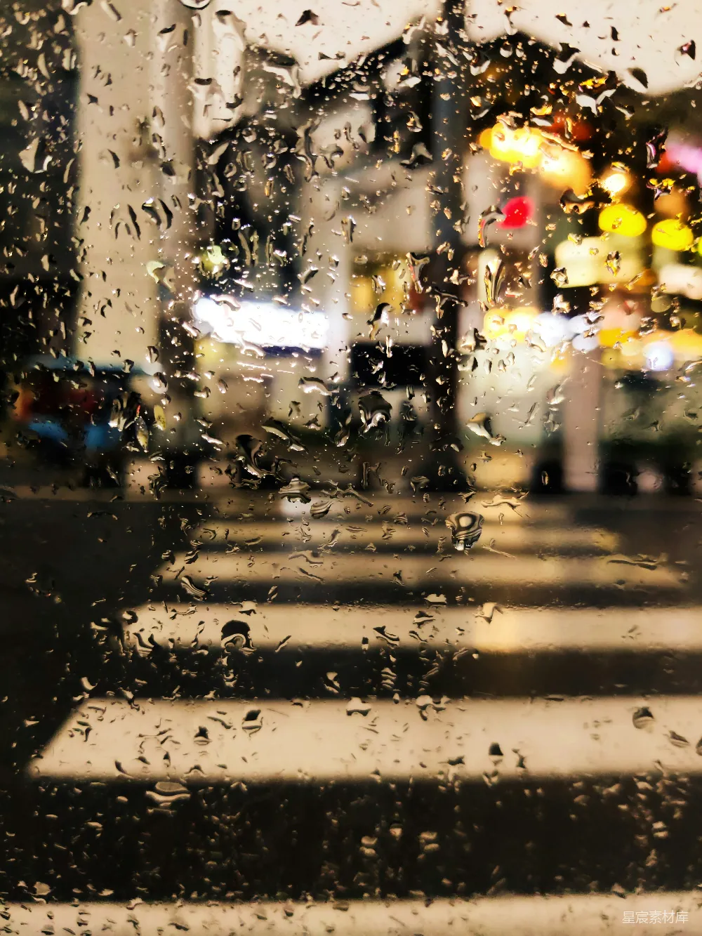 高清摄影 透过雨帘看一条街道的景象