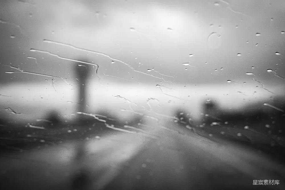 高清摄影 黑白照片：雨滴在挡风玻璃上
