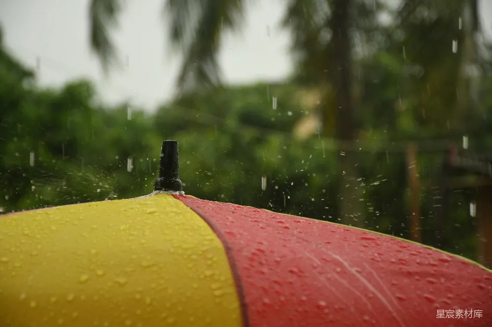 高清摄影 一把红黄相间的伞停在雨中