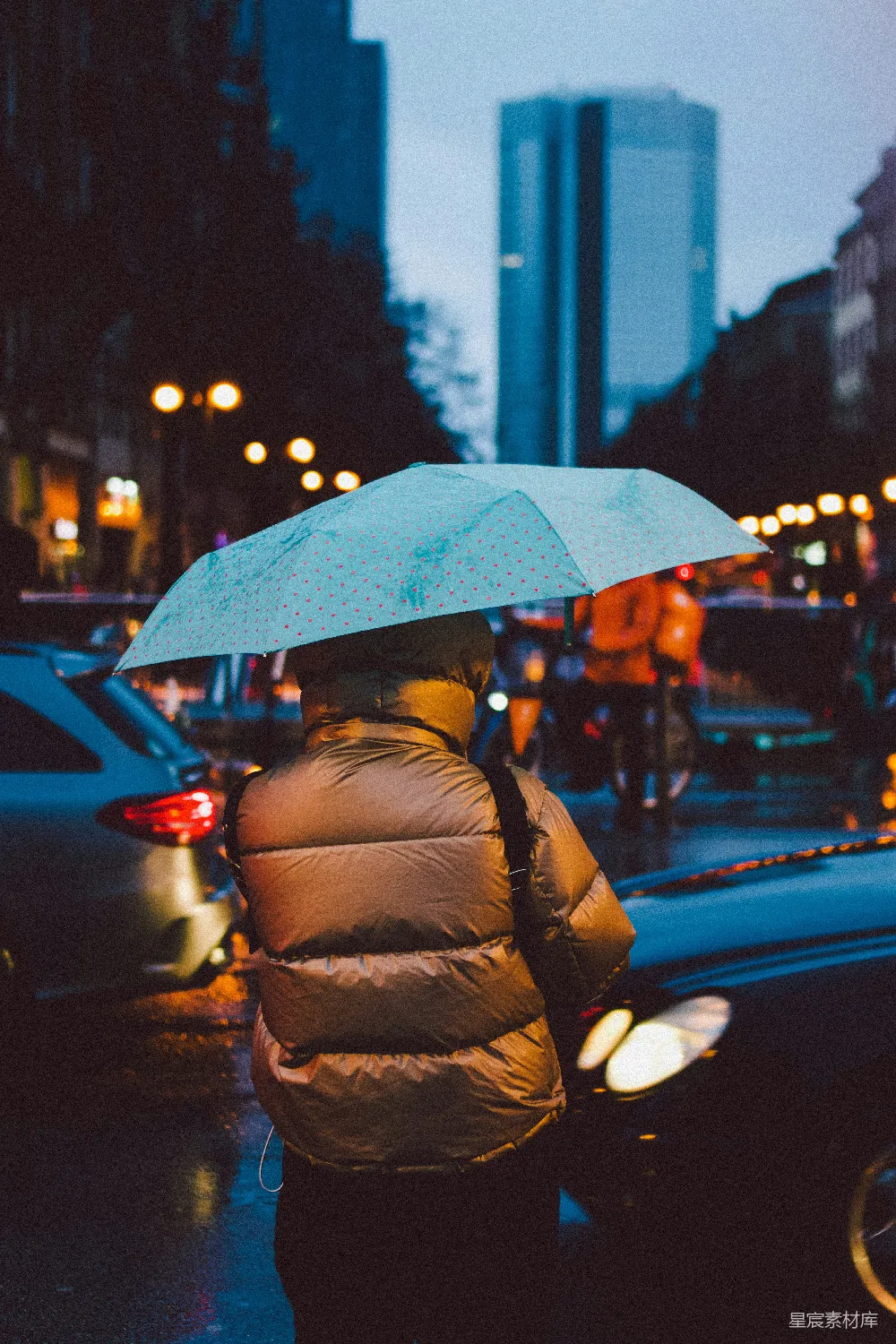 高清摄影 一个女人走在街上拿着雨伞