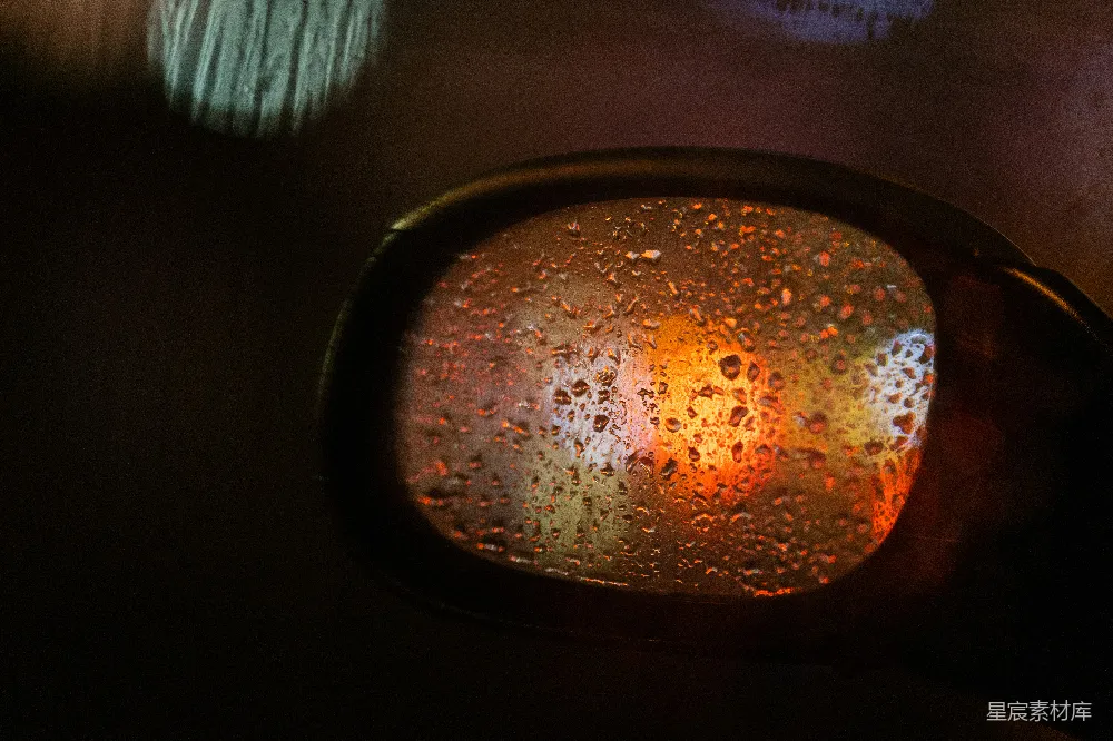高清摄影 带有雨滴的后视镜