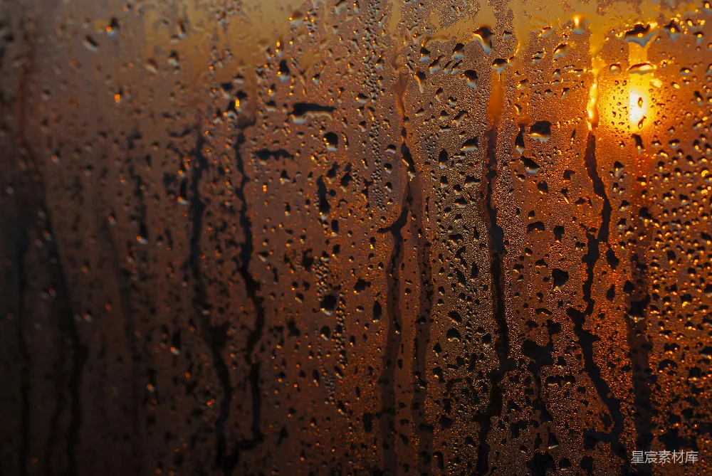 高清摄影 窗外有街灯的窗户上滴着雨drops