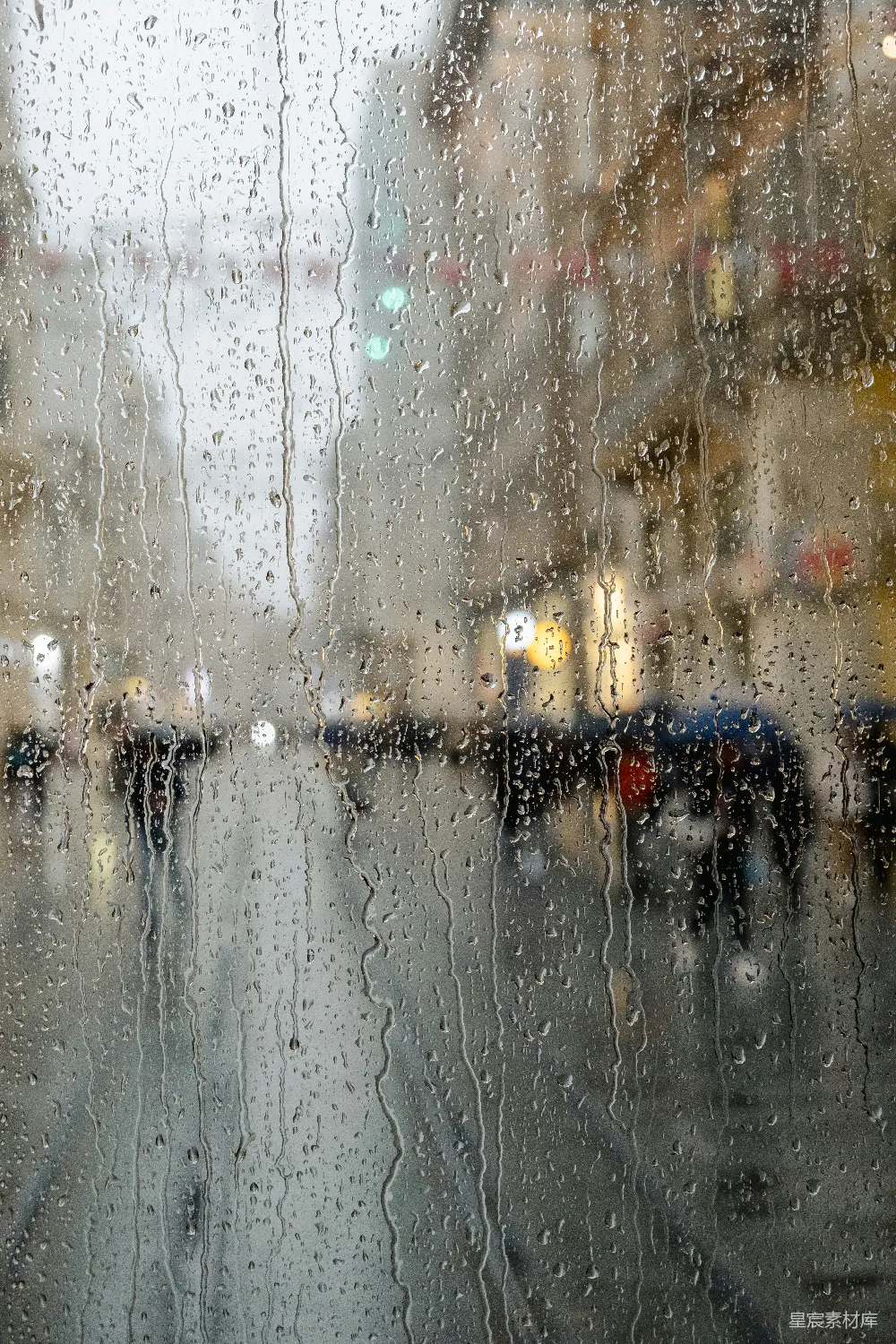 高清摄影 透过蒙上雨水的窗户看的一条城市街道