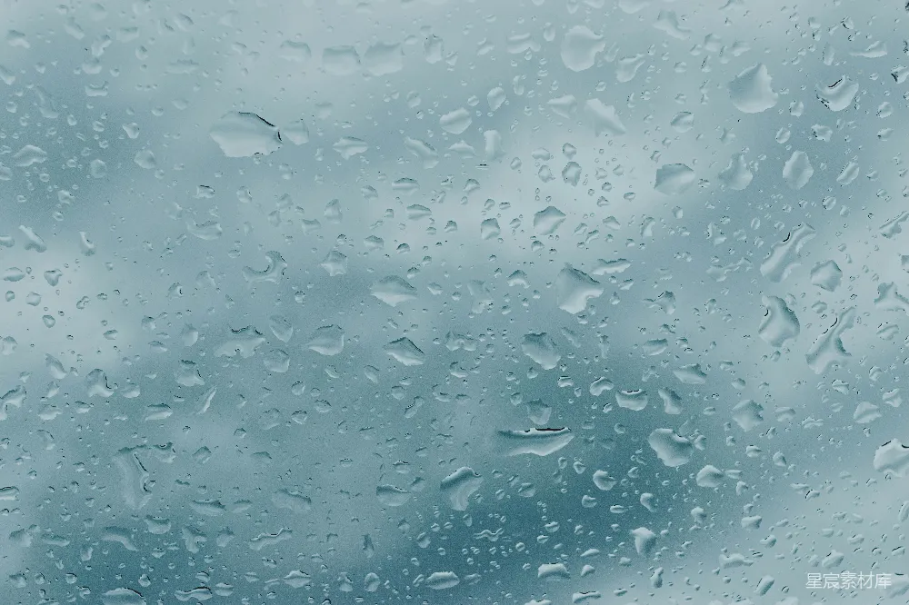 高清摄影 雨滴落在有云的玻璃窗上形成了凉爽的图案。