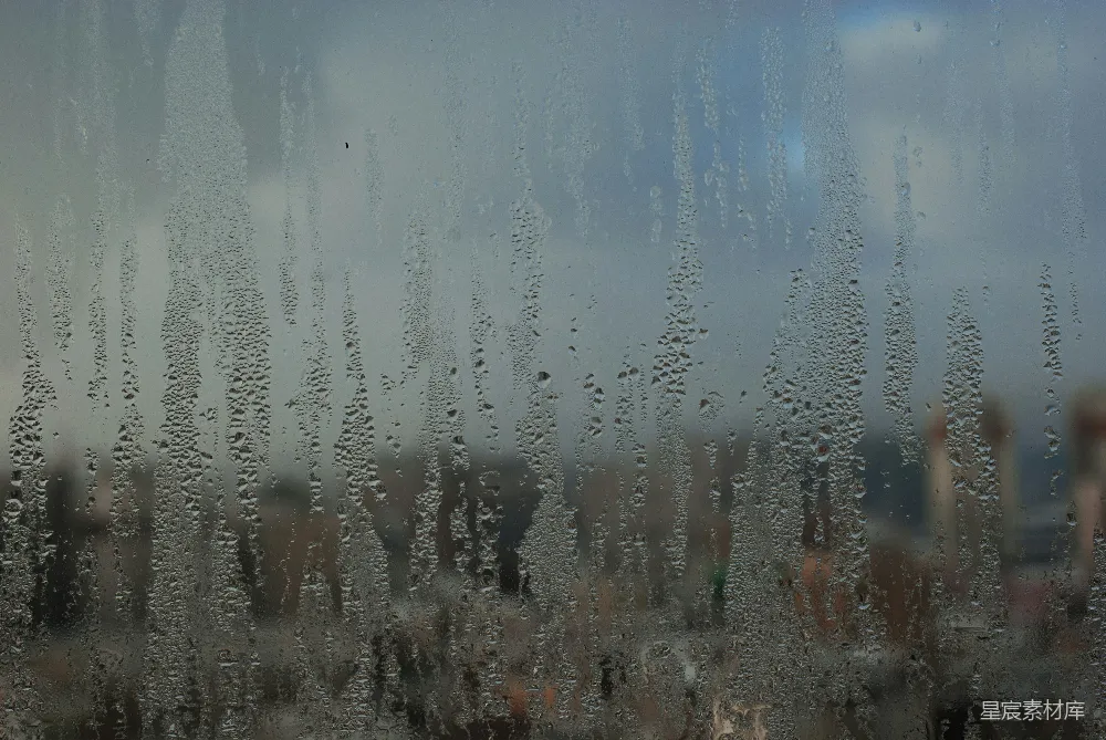 高清摄影 窗外的城市中，雨滴落在窗户上