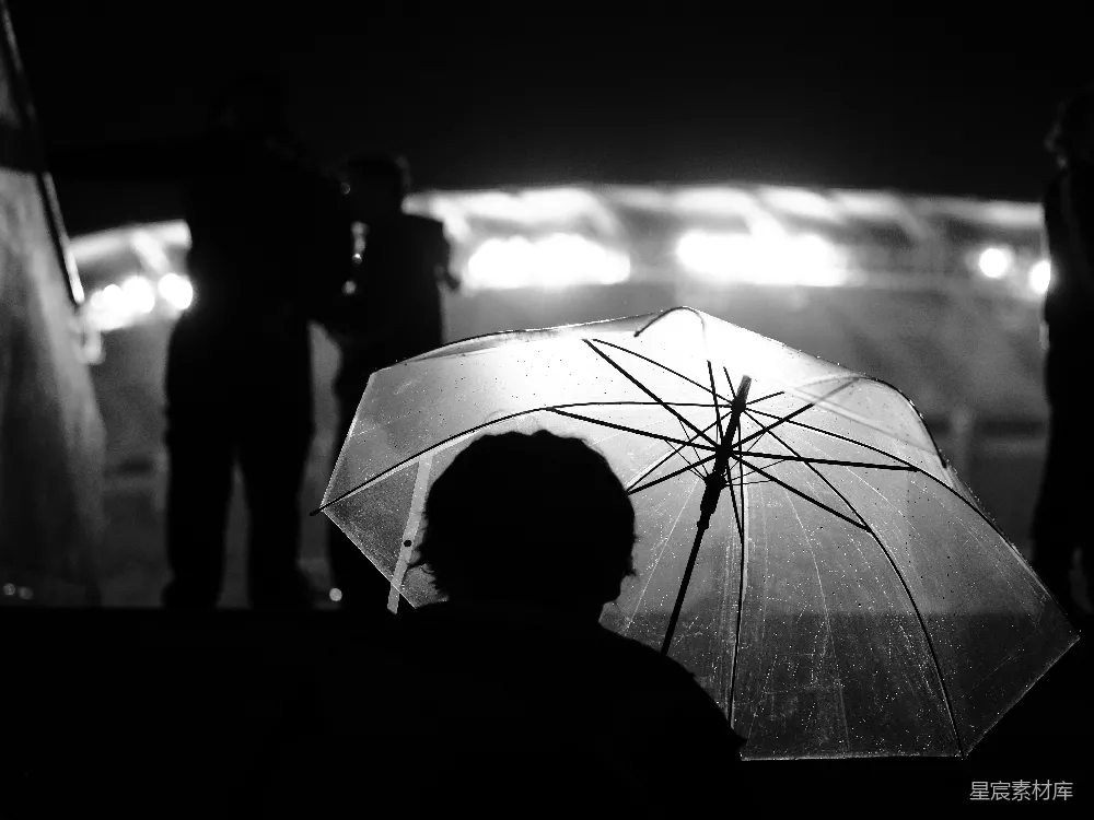 高清摄影 夜晚手持一把雨伞的人