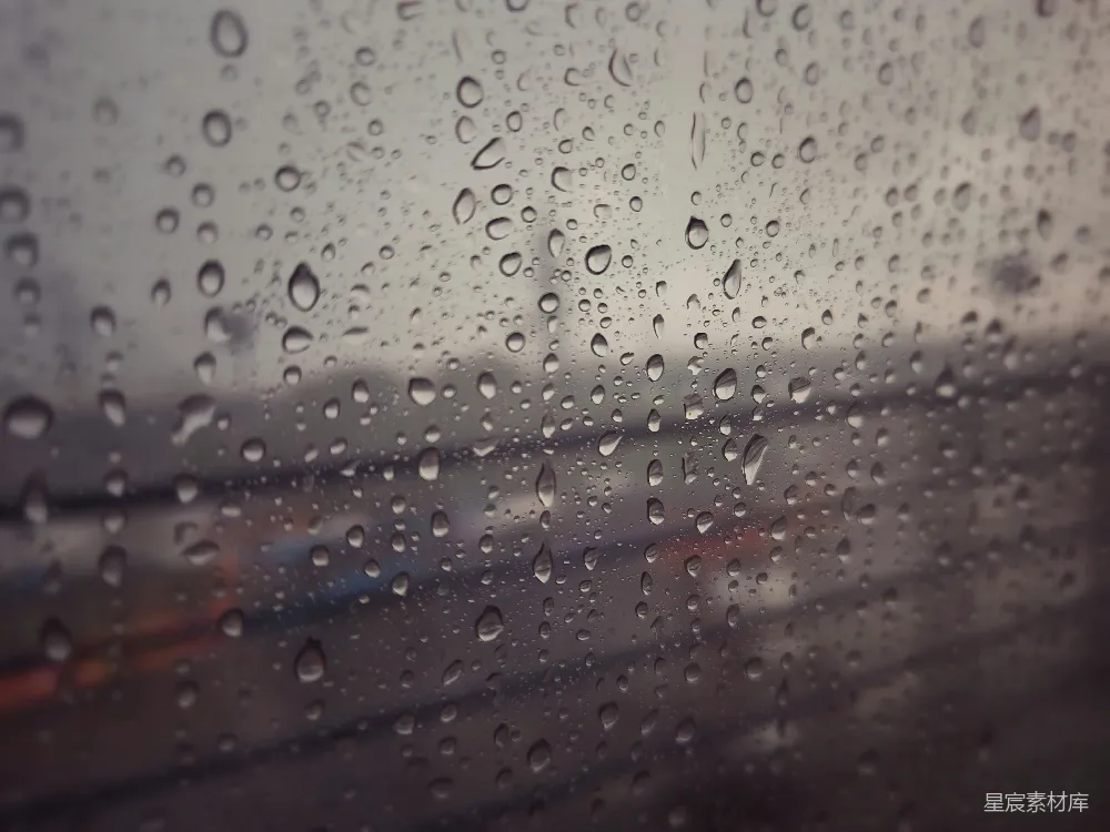 高清摄影 窗玻璃上滴落的雨珠，背景模糊。