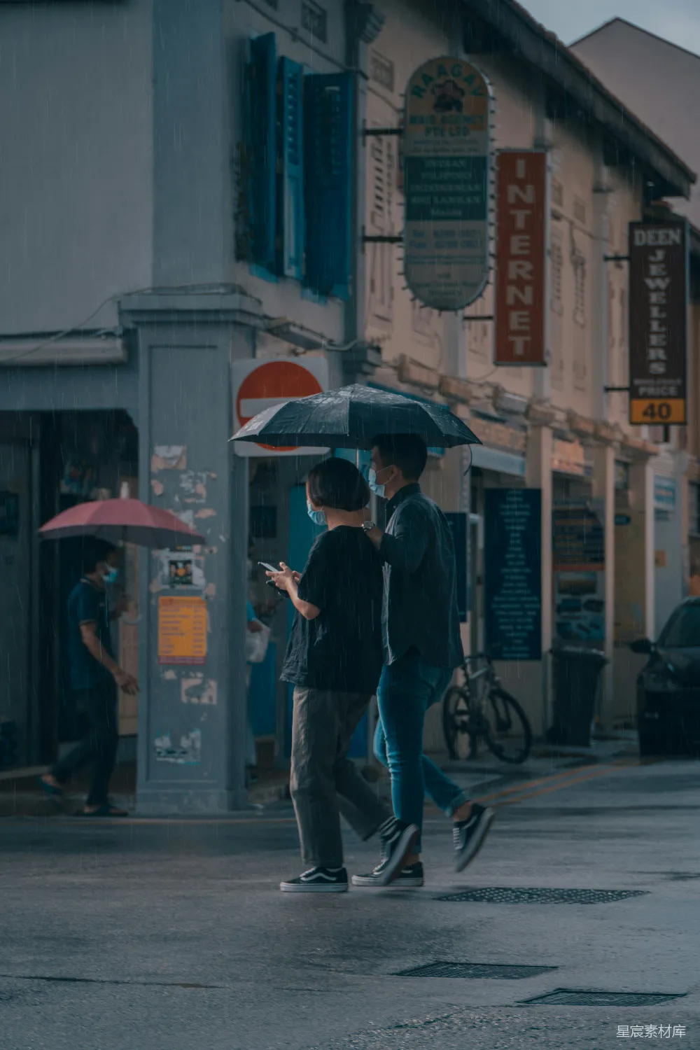 高清摄影 黑色夹克的男人手持雨伞在白天走在人行道上
