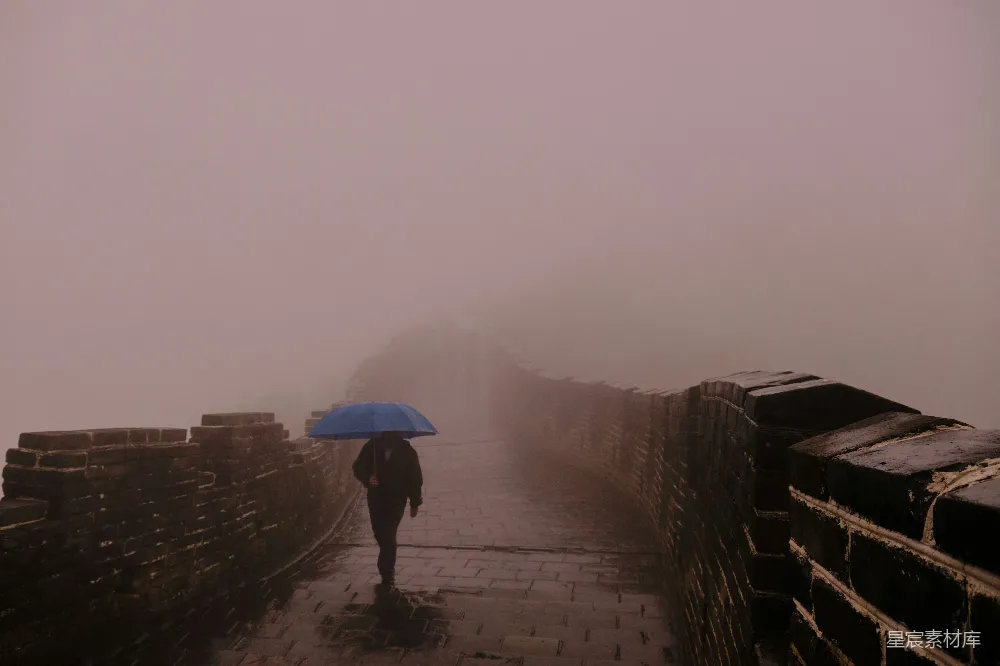高清摄影 打着伞的人在薄雾中漫步