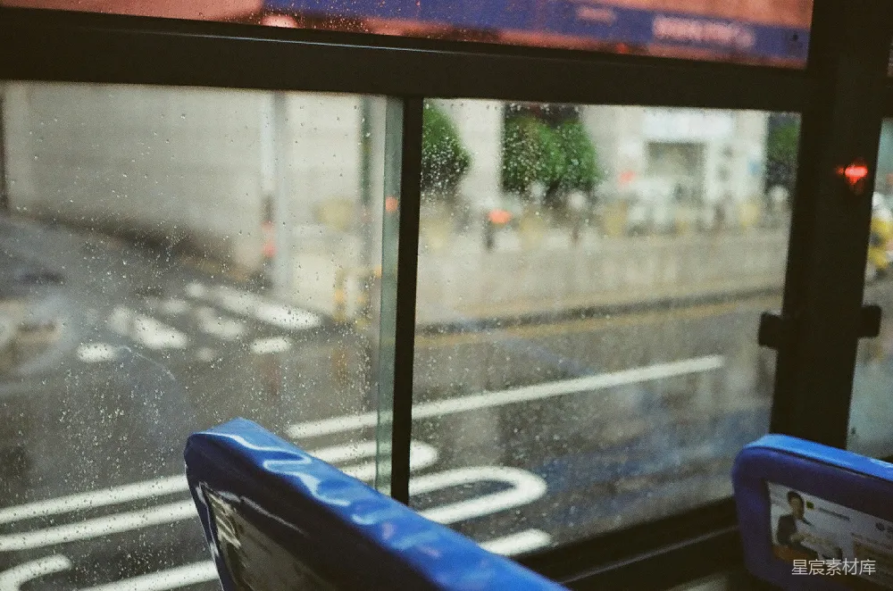 高清摄影 雨天空置的公交车座位