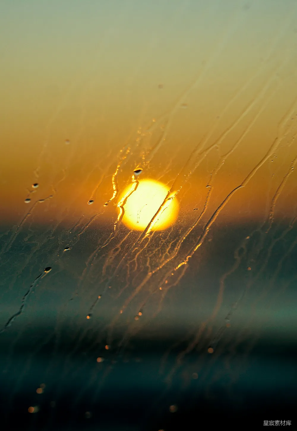 高清摄影 窗口正对着的大海，夕阳西下。