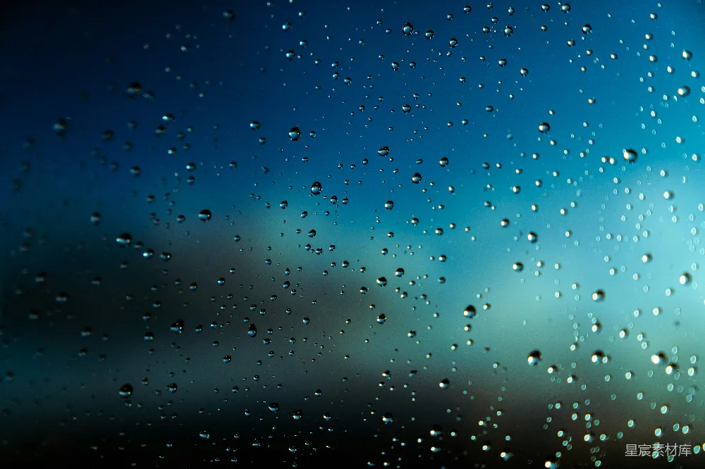高清摄影 玻璃上滴落的雨珠，背景为模糊的蓝色和暗色。