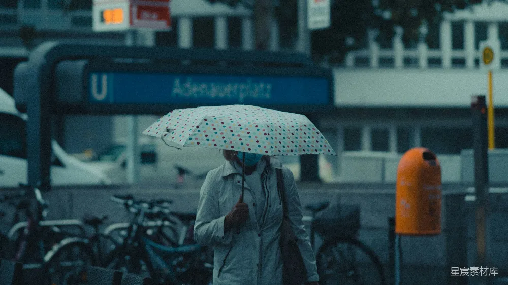 高清摄影 身穿灰色大衣的人拿着雨伞