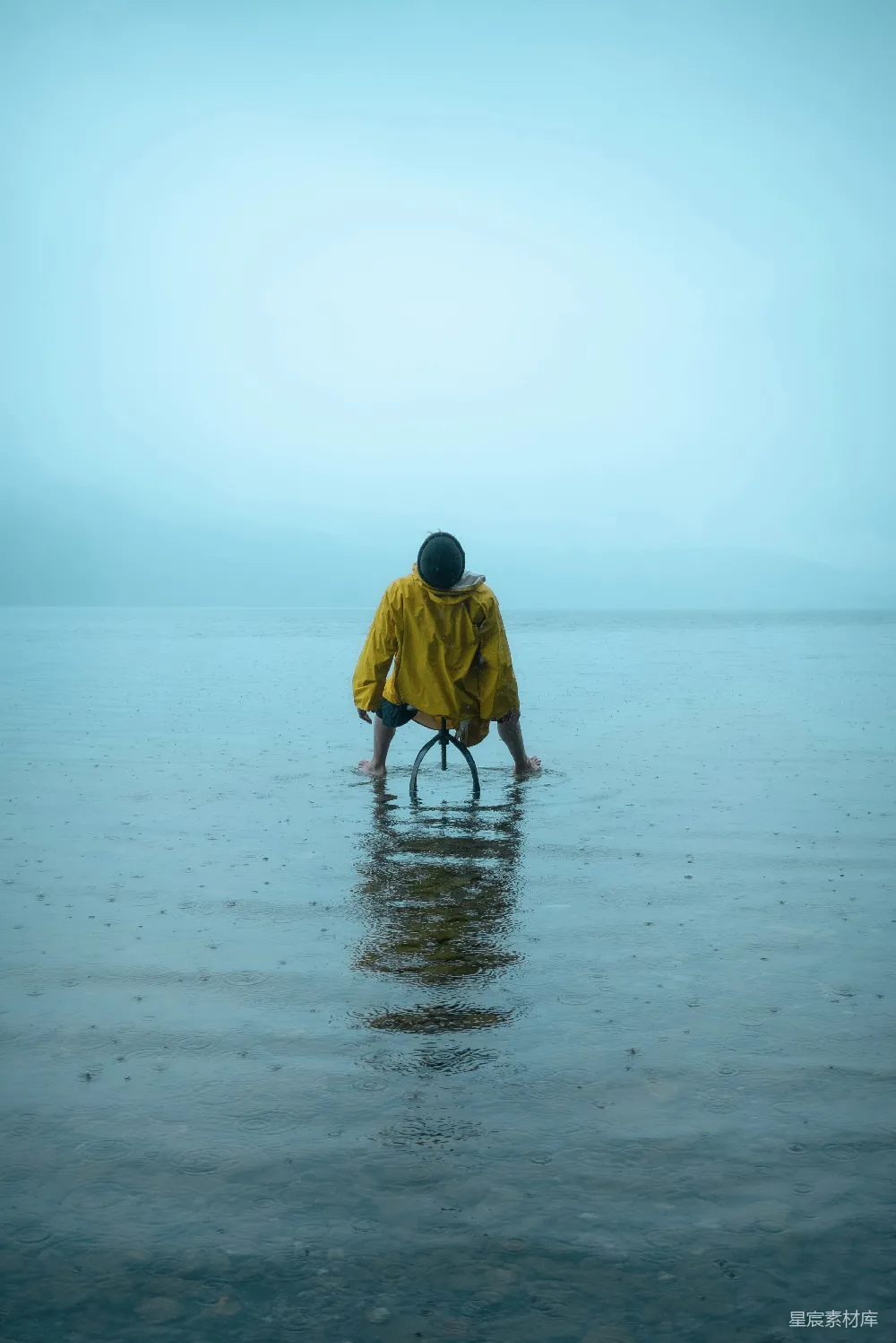 高清摄影 黄色夹克的男人在白天走在海滩上