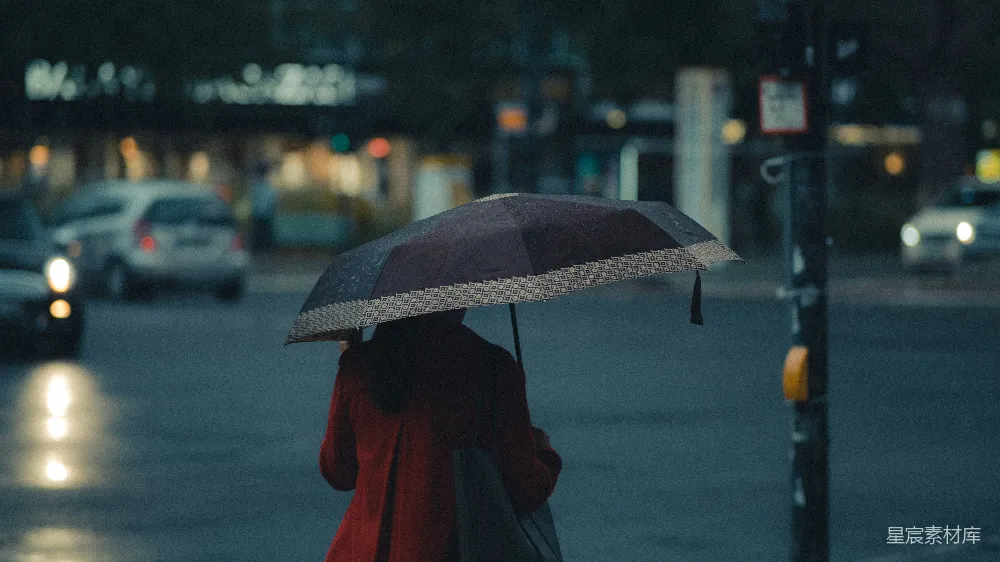 高清摄影 红色外套的人撑着雨伞