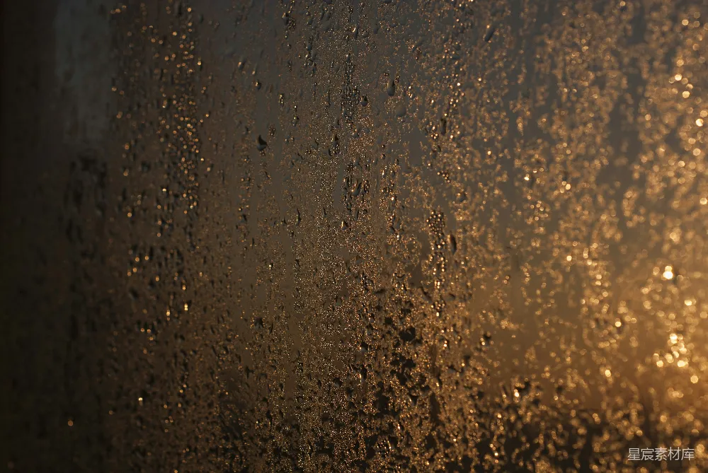 高清摄影 一幅窗户的特写镜头，上面有雨滴。