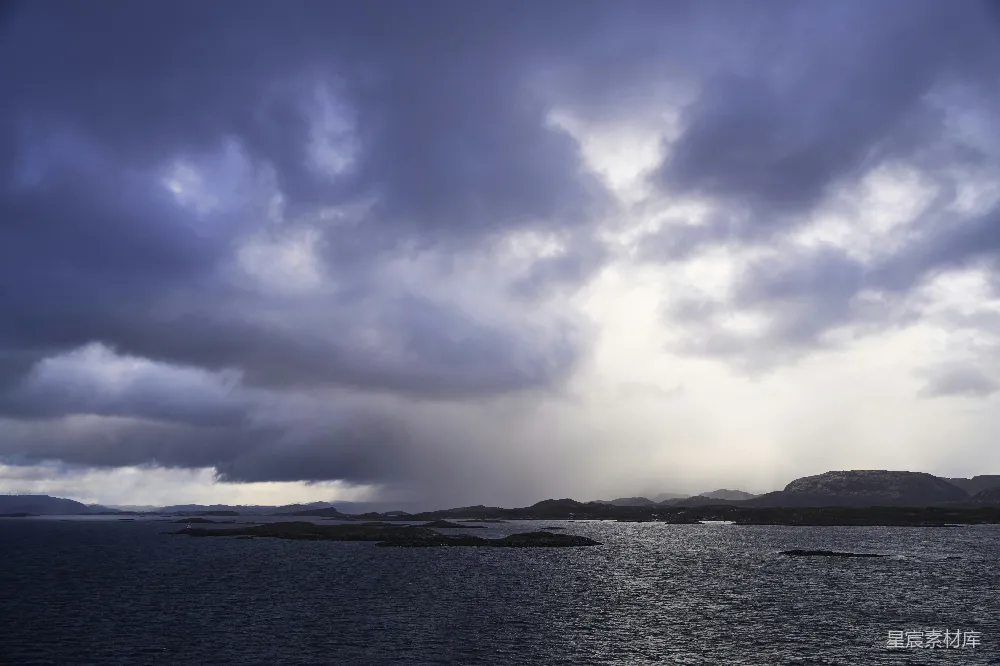 高清摄影 暗雨云层聚集在波涛汹涌的大海上。