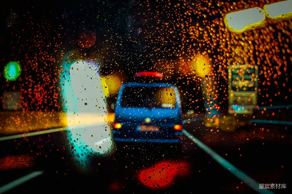 高清摄影 夜幕下一辆车在雨中行驶。