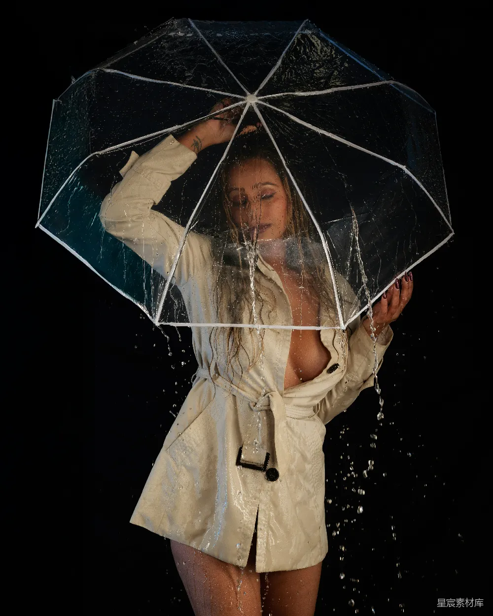 高清摄影 女士撑着一把透明伞在雨中。
