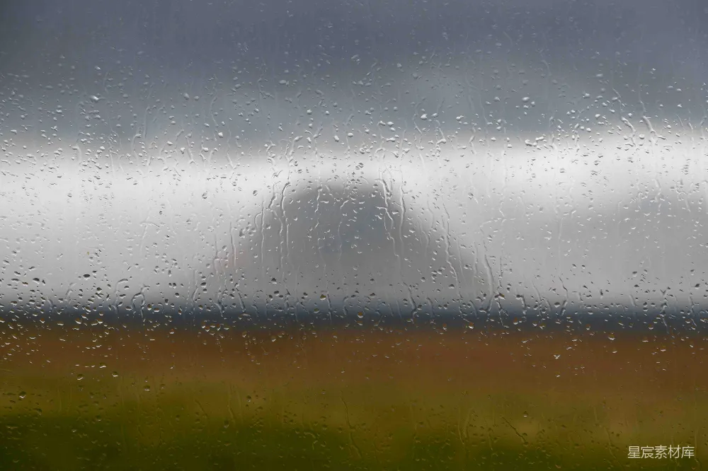 高清摄影 模糊背景中滴落的雨滴