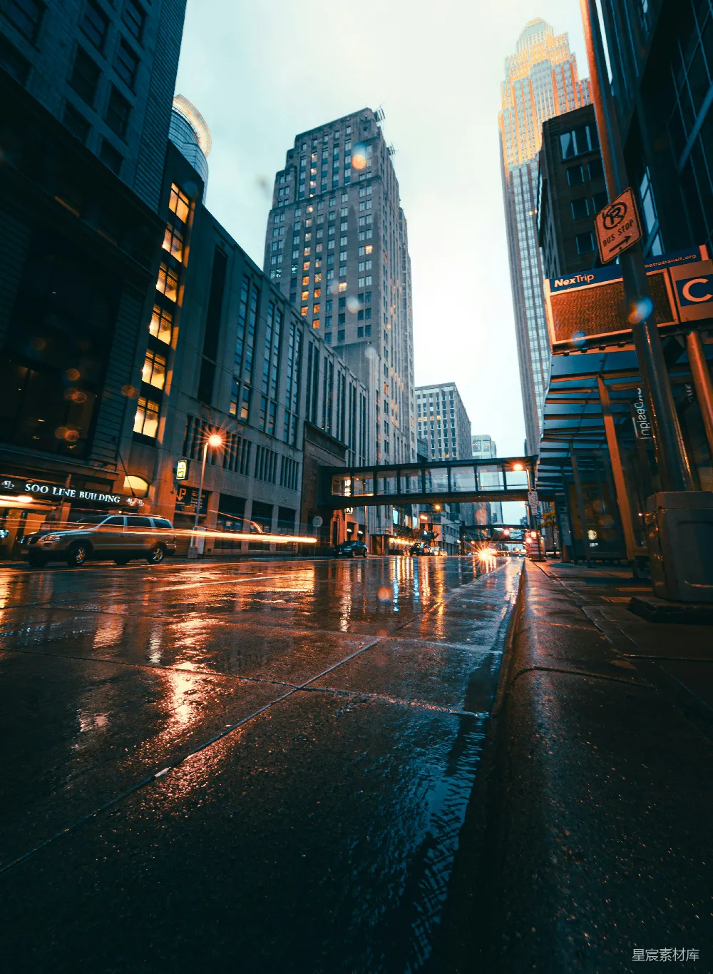 高清摄影 白天人们在靠近高楼建筑的 sidewalks 上行走