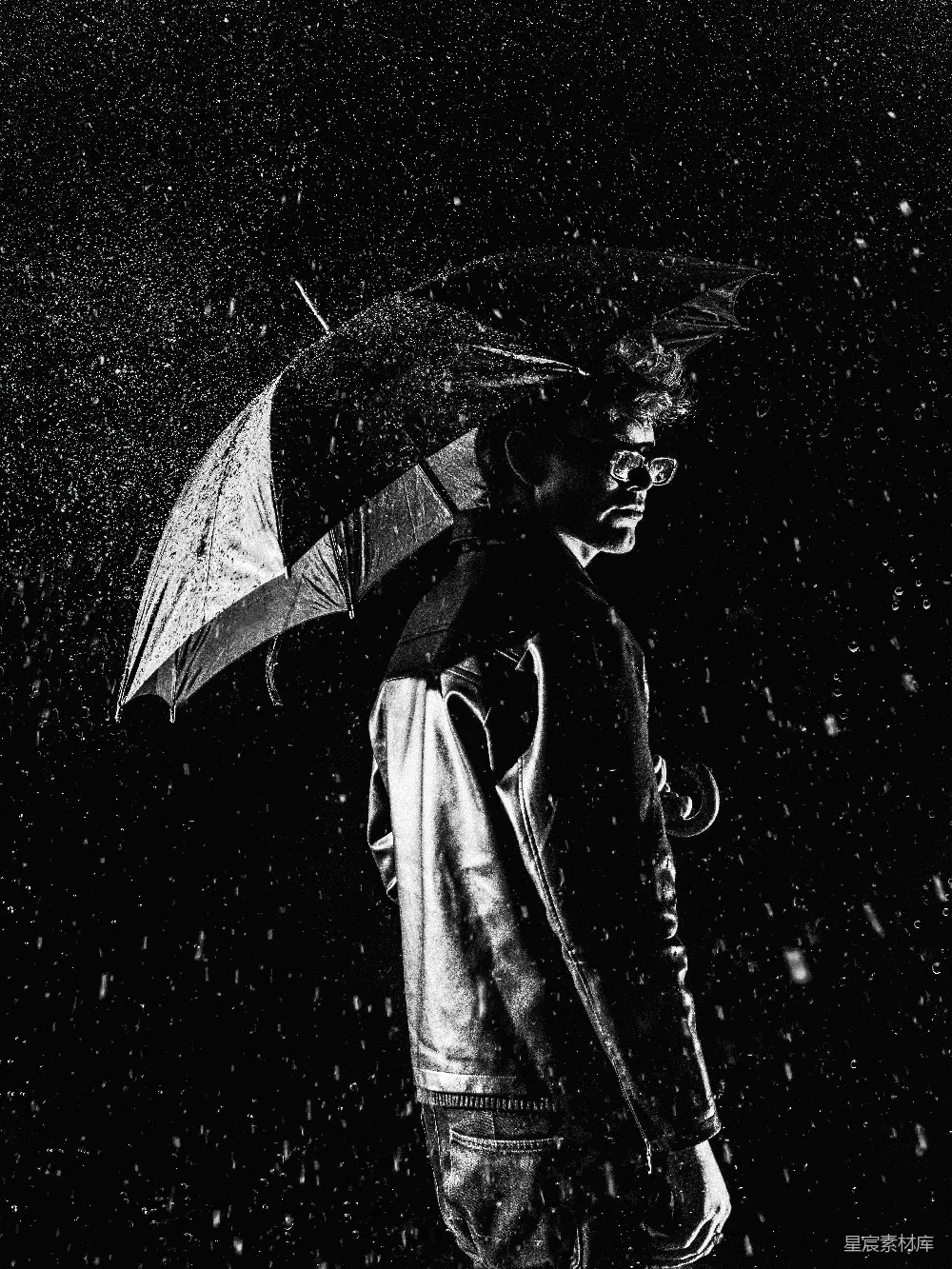 高清摄影 一个男人站在雨中撑着伞