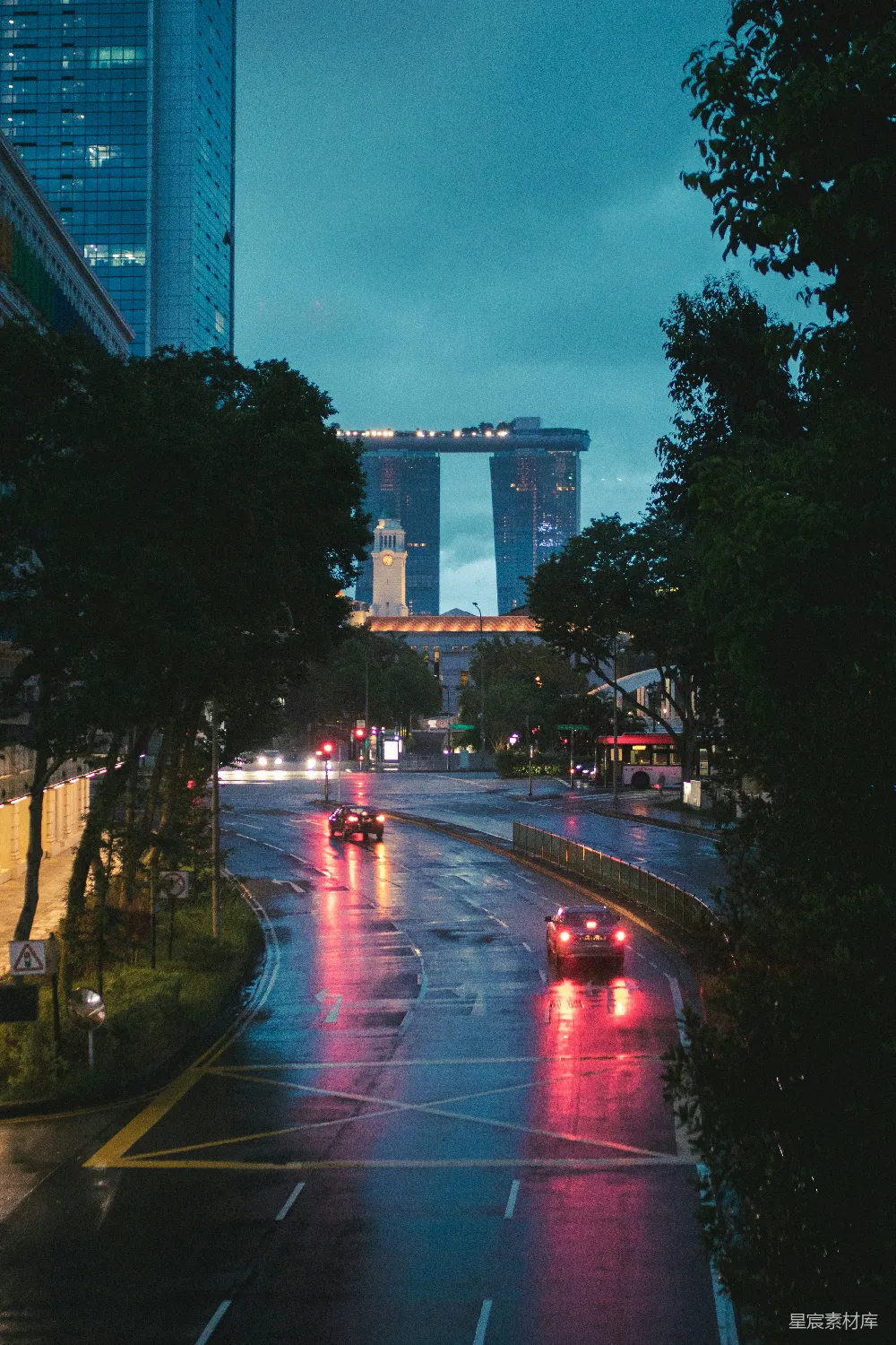 高清摄影 路面上的汽车接近一座桥的夜间场景