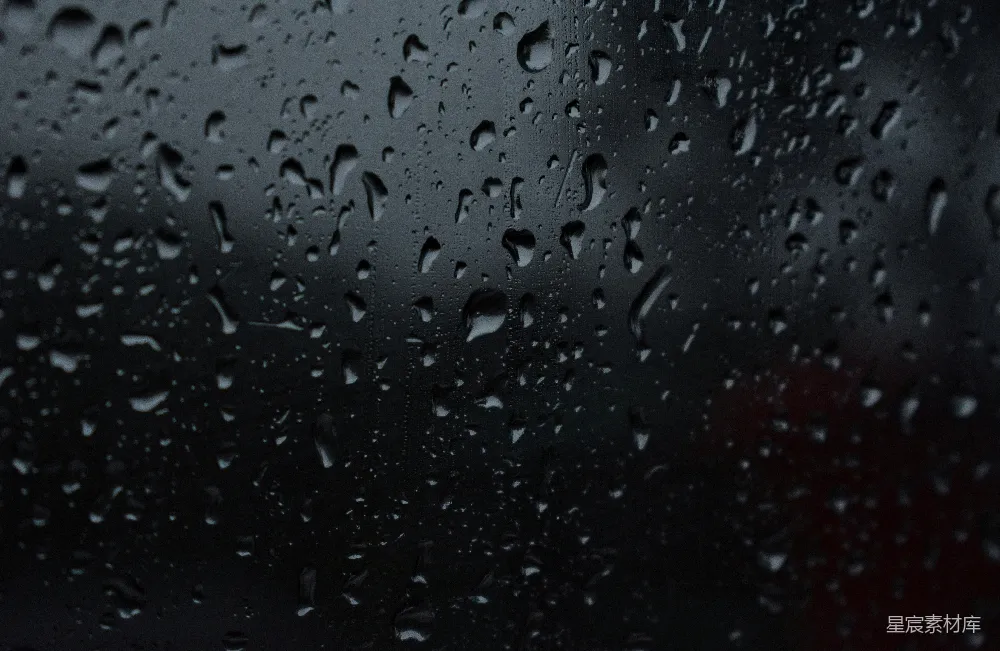 高清摄影 模糊背景中滴落的雨珠